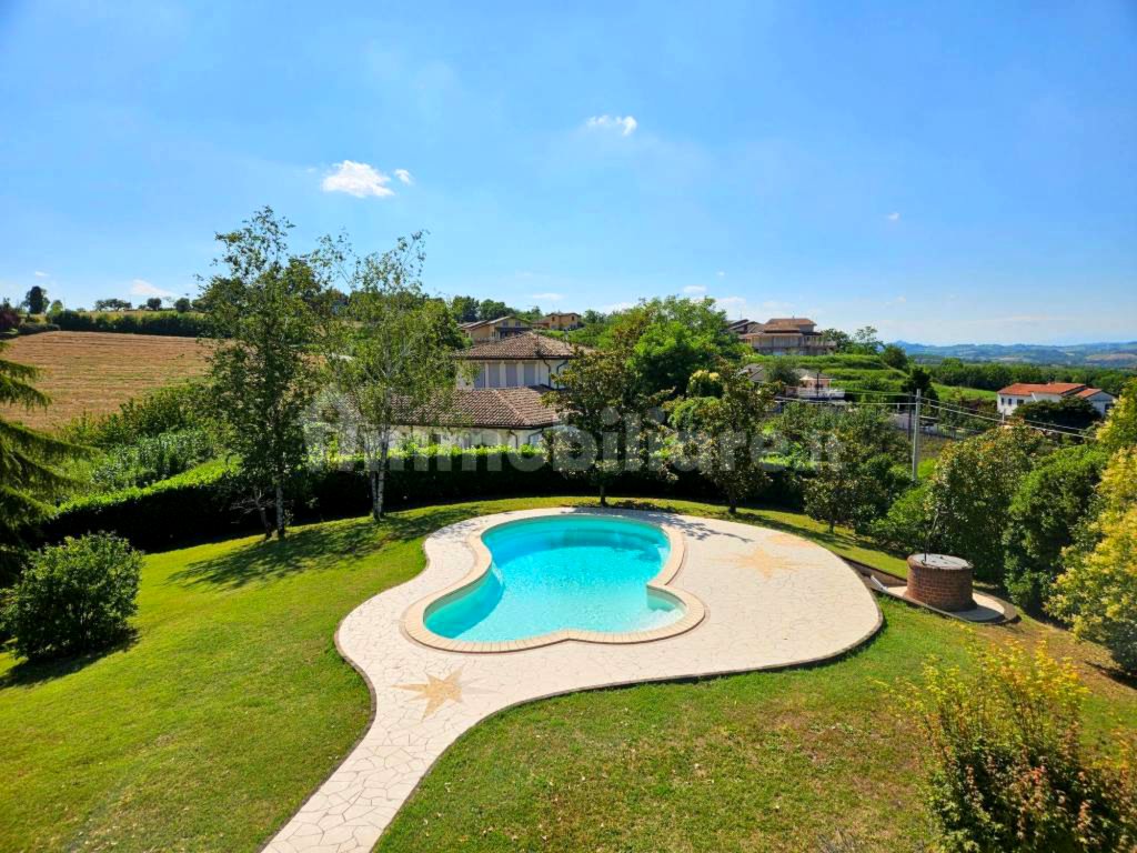 Villa ar baseinu un privātu parku Ziemeļitālijā