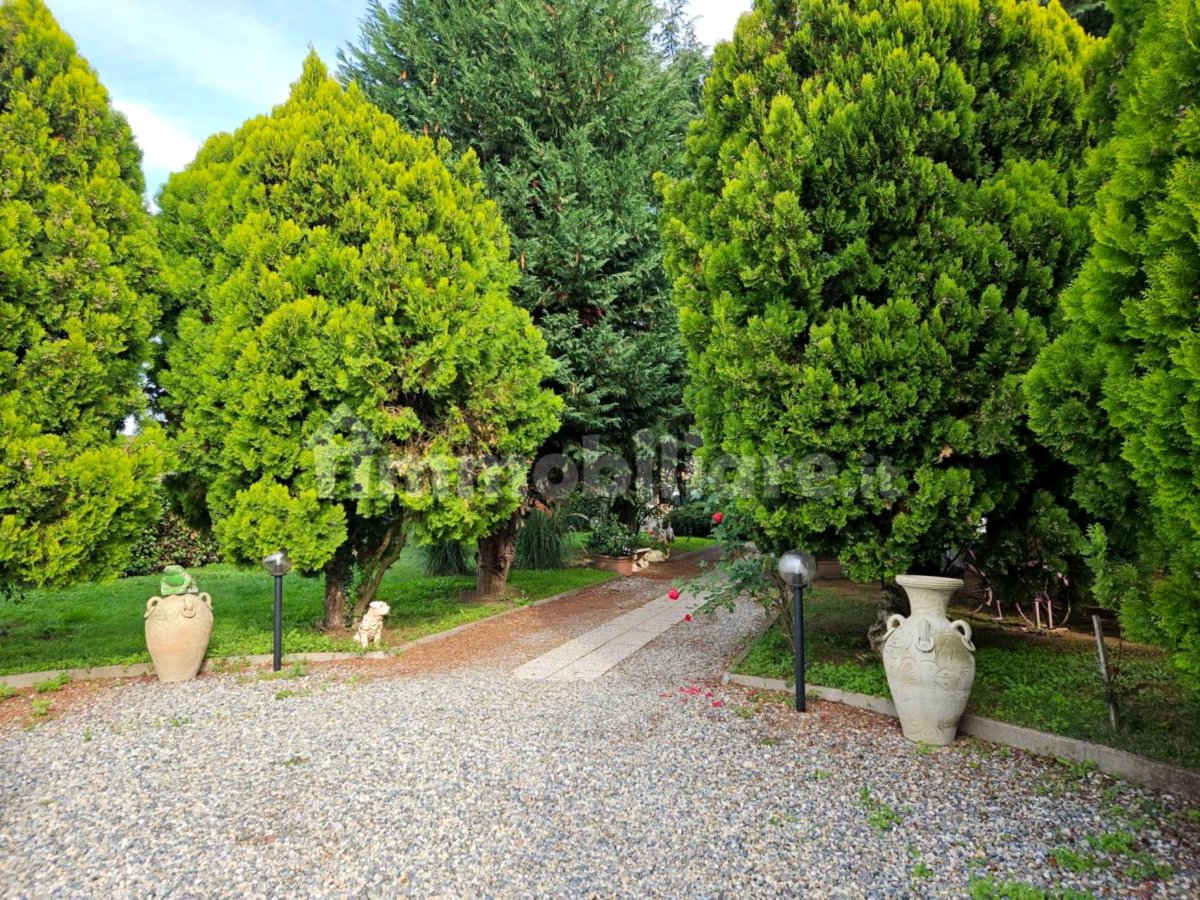 Māja Ziemeļitālijā ar plašu dārzu tikai 140 000 €