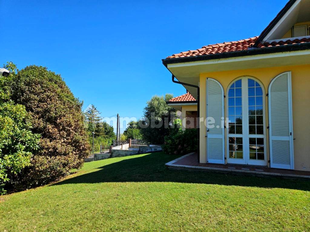 Villa ar baseinu un privātu parku Ziemeļitālijā