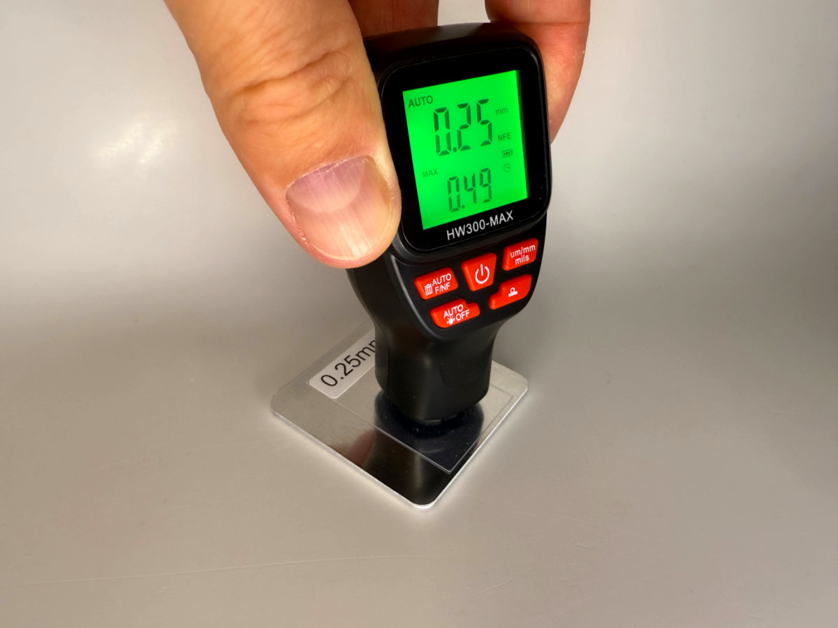 Измеритель толщины краски HW-300 Max — компактный профессиональный толщиномер для оценки ЛКП