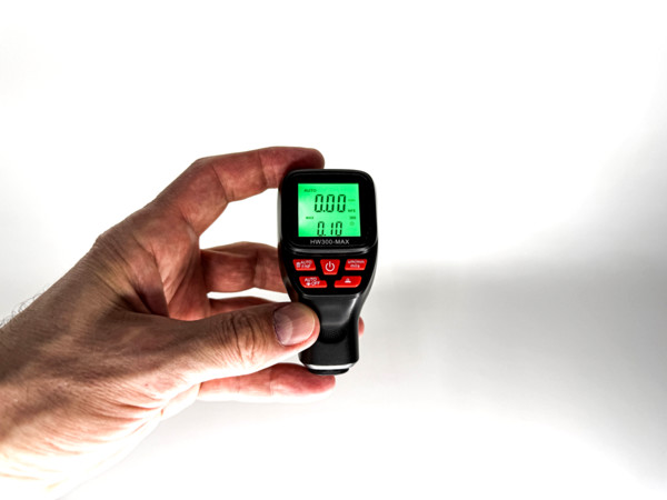 Измеритель толщины краски HW-300 Max — компактный профессиональный толщиномер для оценки ЛКП