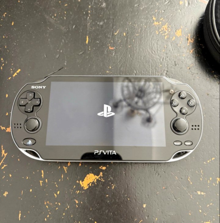 PlayStation PS Vita 1004 modelis 
