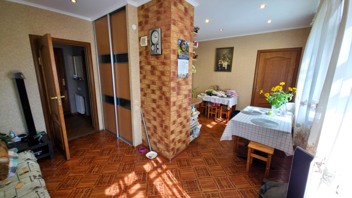 Pārdodam divstāvu māju pie Lielā Baltezera