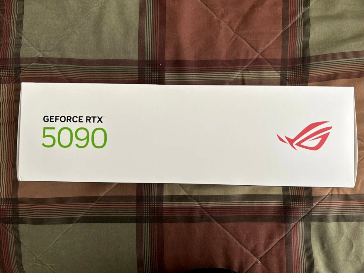 Pārdodu ASUS ROG Astral GeForce RTX 5090 32GB GDDR7 grafikas karti, pilnīgi jaunu